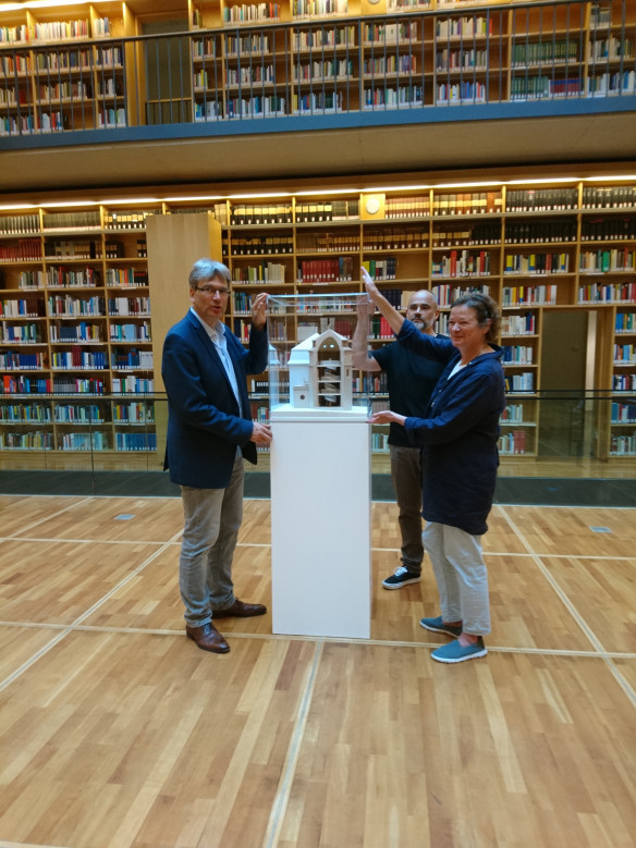 Turmmodell der HAAB - Übergabe an Bibliotheksdirektor Dr. Reinhard Laube (links) durch die GAAB-Vorsitzende Dr. Annette Seemann  und  Architekturmodellbauer Thomas Looks (im Hintergrund)(von links nach rechts) 