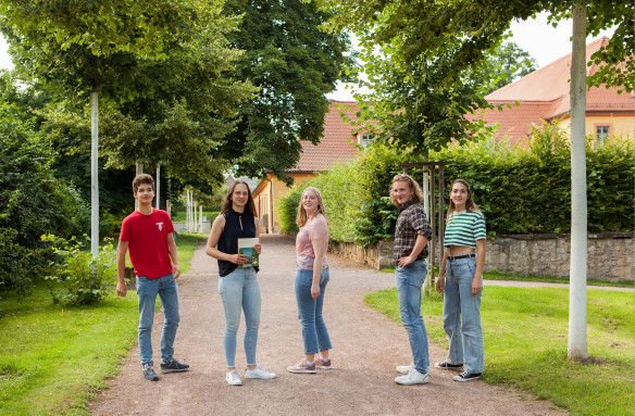 Junge Europäische Sommerschule 2021 - Victor, Lara, Rieke, Julian, Alexandra (v. li. n. re) im Park im Wielandgut Oßmannstedt