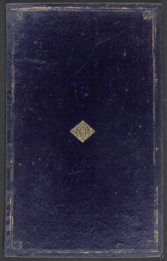 Abbildung 1: Seideneinband der Huldigungsschrift, Vorderdeckel. Herzogin Anna Amalia Bibliothek, 281047 - C. Foto: Klassik Stiftung Weimar