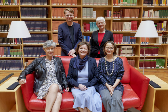 Foto der fünf Vorstandsmitglieder im Bücherkubus