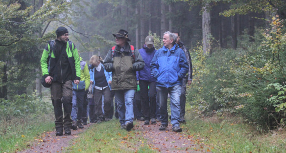 Ingolf Profft (links) bei einer Führung im Thüringer Wald