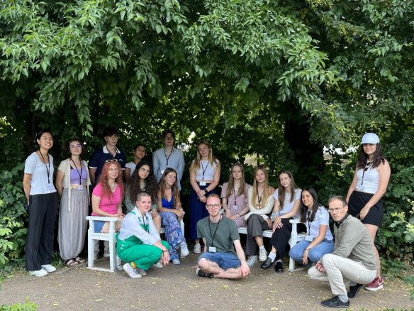 Junge Europäische Sommerschule 2023 - Gruppenbild in Goethes Garten