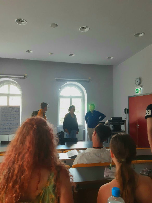 Junge Europäische Sommerschule 2023 – Seminar im Hörsaal mit Annette Seemann, Guido Naschert und Paul Kahl