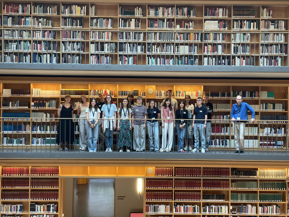JES 2025 - Gruppenfoto im Bücherkubus der Herzogin Anna Amalia Bibliothek