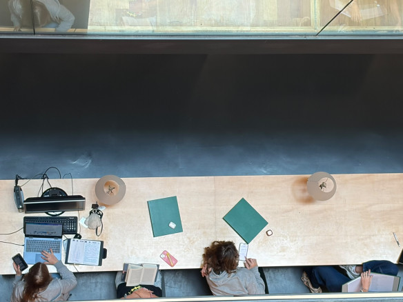 JES 2026 - Arbeit am Faust-Thema in der Bibliothek - Blick von oben