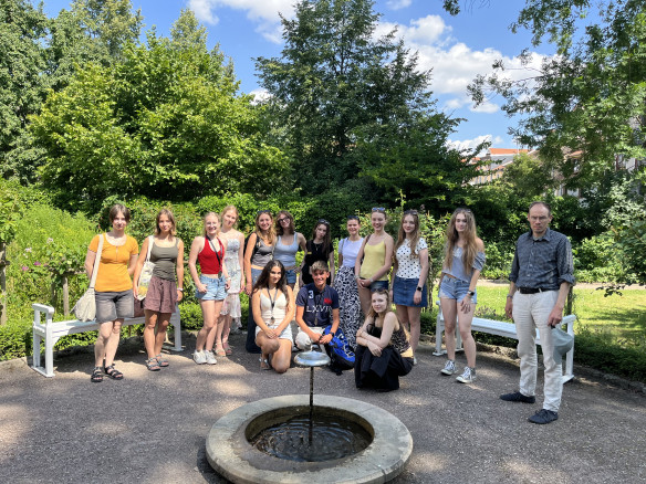 Teilnehmende der Jungen Europäischen Sommerschule 2026 im Herdergarten