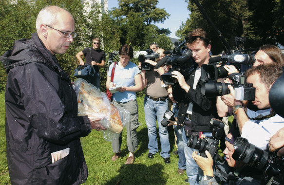 Dr. Michael Knoche präsentiert der Presse die von ihm 2004 aus der brennenden Anna-Amalia Bibliothek gerettete Lutherbibel.