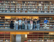 JES 2025 - Gruppenfoto im Bücherkubus der Herzogin Anna Amalia Bibliothek