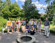 Teilnehmende der Jungen Europäischen Sommerschule 2026 im Herdergarten 